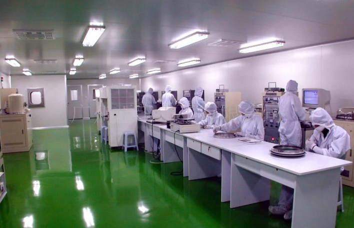 制藥、工業(yè)、食品等行業(yè)生產(chǎn)時(shí)為什么要使用潔凈室？